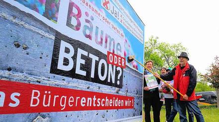 Plakativ. Wolfgang Vonnemann (links) von der Bürgerinitiative und Alban Becker (re.) vom Kleingartenverein werben für den Bürgerentscheid.