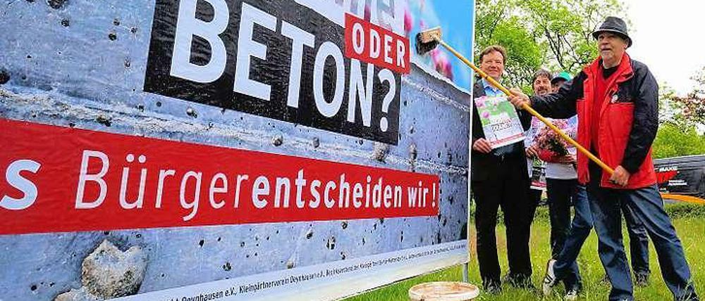 Plakativ. Wolfgang Vonnemann (links) von der Bürgerinitiative und Alban Becker (re.) vom Kleingartenverein werben für den Bürgerentscheid.