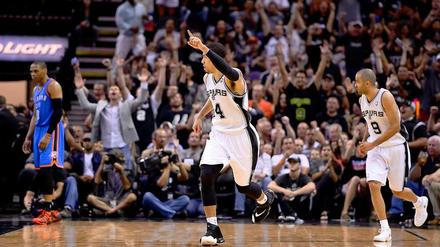 San Antonios Danny Green (M.) und Tony Parker (r.) jubeln, während Oklahomas Russell Westbrook (l.) die Nase voll hat. Am Ende siegen die Spurs mit 112:77.