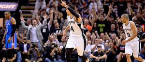 San Antonios Danny Green (M.) und Tony Parker (r.) jubeln, während Oklahomas Russell Westbrook (l.) die Nase voll hat. Am Ende siegen die Spurs mit 112:77.