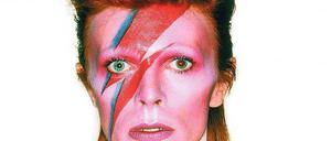Glamourboy. Brian Duffy hat David Bowie 1973 für das Albumcover von „Aladdin Sane“ fotografiert.