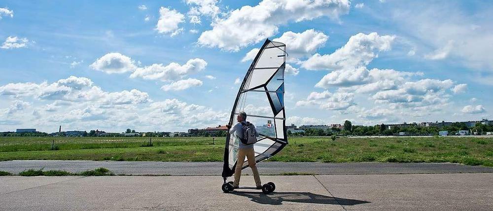 Wird das Tempelhofer Feld an den Rändern bebaut? Darüber können die Berliner am Sonntag in einem Volksentscheid abstimmen. Der Ausgang ist völlig offen.