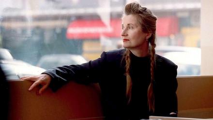 Die österreichische Schriftstellerin und Theaterautorin Elfriede Jelinek auf einem Foto von 1999. 2004 wurde sie mit Literatur-Nobelpreis ausgezeichnet. .