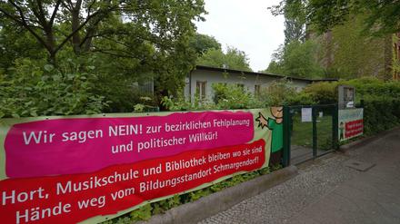 Plakativer Protest. Der bedrohte Hort der Carl-Orff-Grundschule in der Berkaer Straße.