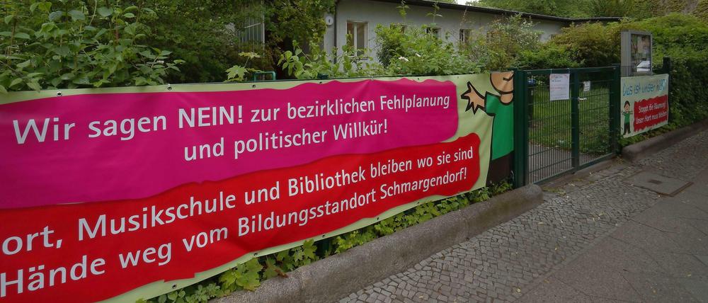 Plakativer Protest. Der bedrohte Hort der Carl-Orff-Grundschule in der Berkaer Straße.