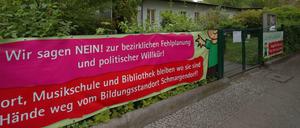 Plakativer Protest. Der bedrohte Hort der Carl-Orff-Grundschule in der Berkaer Straße.