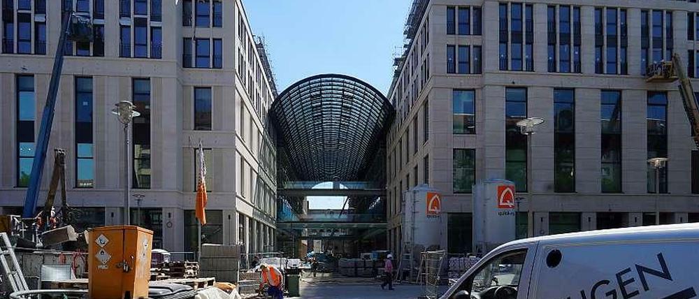 Hier wird noch kräftig gebaut. Ein Blick aus der Voßstraße auf die glasüberdachte Passage, die bis zur Leipziger Straße reicht.