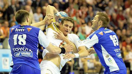Kein Durchkommen. Bartlomiej Jaszka (Bildmitte) bleibt mit den Füchsen im Halbfinale an Szeged hängen.