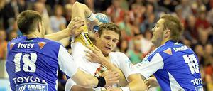 Kein Durchkommen. Bartlomiej Jaszka (Bildmitte) bleibt mit den Füchsen im Halbfinale an Szeged hängen.