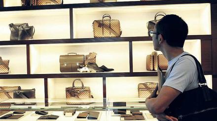 Luxus: In Läden wie dem Edeltaschenproduzenten Louis Vuitton, Cartier oder Prada herrschen eigene Regeln.