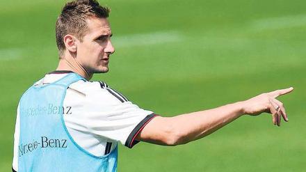 Pragmatisch und ehrgeizig. Deutschlands Sturm-Senior Miroslav Klose hat sich vor dem Trainingslager in Südtirol noch die Haare schneiden lassen. Einen Tick kürzer als sonst – weil er vor lauter Trainingseifer absehbar keine Zeit dafür haben werde, sagt er.