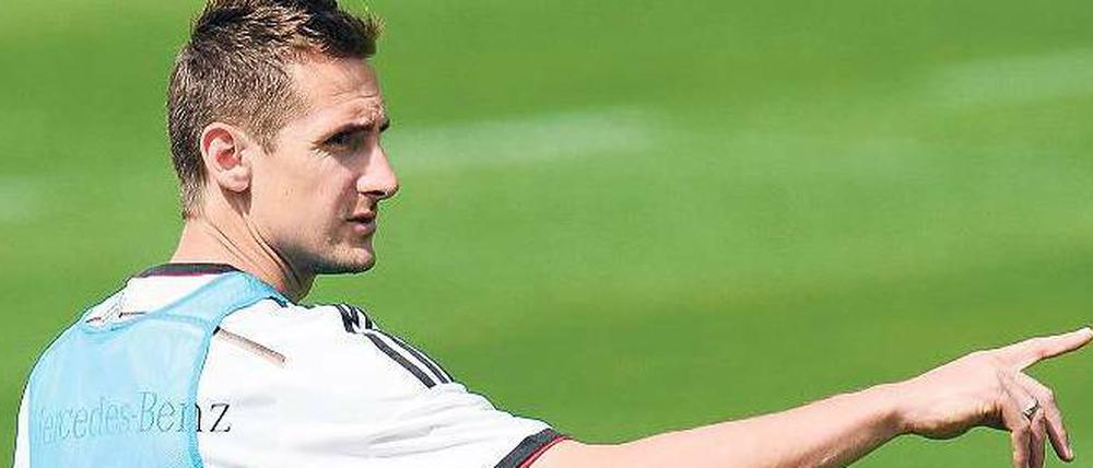 Pragmatisch und ehrgeizig. Deutschlands Sturm-Senior Miroslav Klose hat sich vor dem Trainingslager in Südtirol noch die Haare schneiden lassen. Einen Tick kürzer als sonst – weil er vor lauter Trainingseifer absehbar keine Zeit dafür haben werde, sagt er.