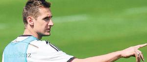 Pragmatisch und ehrgeizig. Deutschlands Sturm-Senior Miroslav Klose hat sich vor dem Trainingslager in Südtirol noch die Haare schneiden lassen. Einen Tick kürzer als sonst – weil er vor lauter Trainingseifer absehbar keine Zeit dafür haben werde, sagt er.