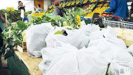 Schlechte Gewohnheit. Praktisch, aber nicht umweltfreundlich: Plastiktüten. Die gibt’s auch auf dem Markt.
