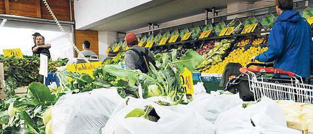 Schlechte Gewohnheit. Praktisch, aber nicht umweltfreundlich: Plastiktüten. Die gibt’s auch auf dem Markt. 