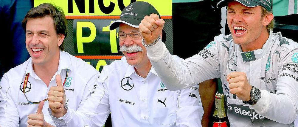 Torger Christian „Toto“ Wolff, 42, (hier mit links, mit Daimler-Chef Zetsche und Nico Rosberg) ist seit Januar 2013 Motorsportchef bei Mercedes. Bis heute hält der Österreicher auf der Nürburgring-Nordschleife den Rundenrekord mit Saugmotoren.