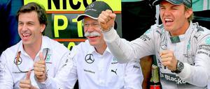 Torger Christian „Toto“ Wolff, 42, (hier mit links, mit Daimler-Chef Zetsche und Nico Rosberg) ist seit Januar 2013 Motorsportchef bei Mercedes. Bis heute hält der Österreicher auf der Nürburgring-Nordschleife den Rundenrekord mit Saugmotoren.