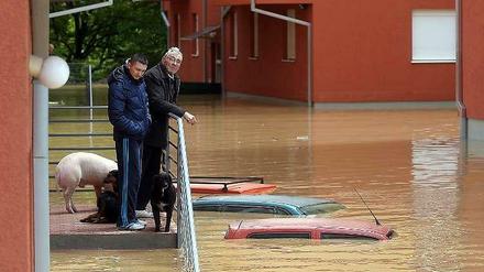 Anwohner im serbischen Obrenovac warten auf ihre Evakuierung