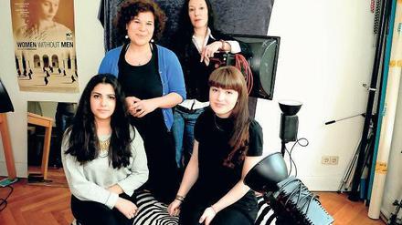 Neue Perspektiven. Die Schülerinnen Paria Moradi und Mai Itskovich machen als Bildungs-Tandem mit bei „Shalom Aleikum“. Vanessa Rau (hinten links) leitet das Projekt, das Sharon Adler erdacht hat. 