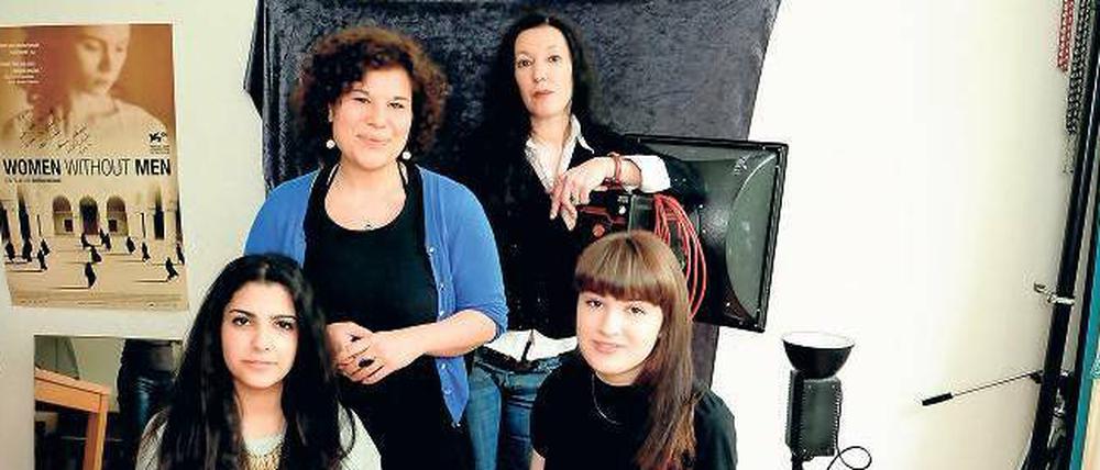 Neue Perspektiven. Die Schülerinnen Paria Moradi und Mai Itskovich machen als Bildungs-Tandem mit bei „Shalom Aleikum“. Vanessa Rau (hinten links) leitet das Projekt, das Sharon Adler erdacht hat. 