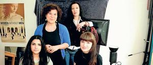 Neue Perspektiven. Die Schülerinnen Paria Moradi und Mai Itskovich machen als Bildungs-Tandem mit bei „Shalom Aleikum“. Vanessa Rau (hinten links) leitet das Projekt, das Sharon Adler erdacht hat.
