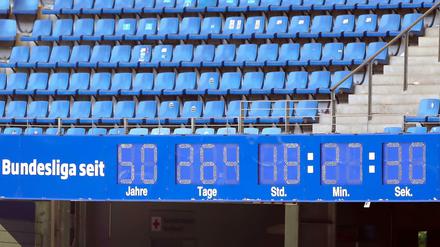 Die Uhr an der Tribüne der Imtech Arena in Hamburg zeigt am 16.05.2014 die Dauer der Bundesliga-Zugehörigkeit des Hamburger SV an. 
