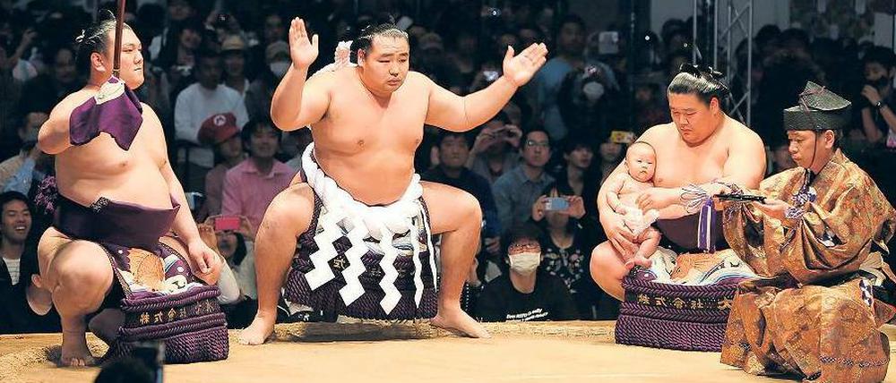 Zeremonie ist alles. Auch Kakuryu (Mitte), der neueste Kämpfer im höchsten Rang, ist zur Pflege der Sumo-Riten verpflichtet.