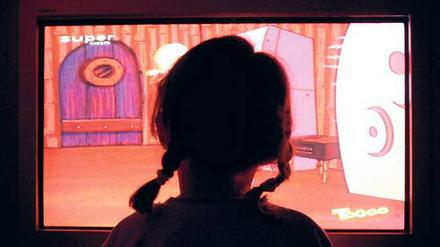 Faszination Flimmerkiste. Je jünger Kinder sind, desto eher werden sie vom Fernsehen erreicht. Erst mit steigendem Alter können die Onlinemedien bei der Gunst konkurrieren. Foto: imago