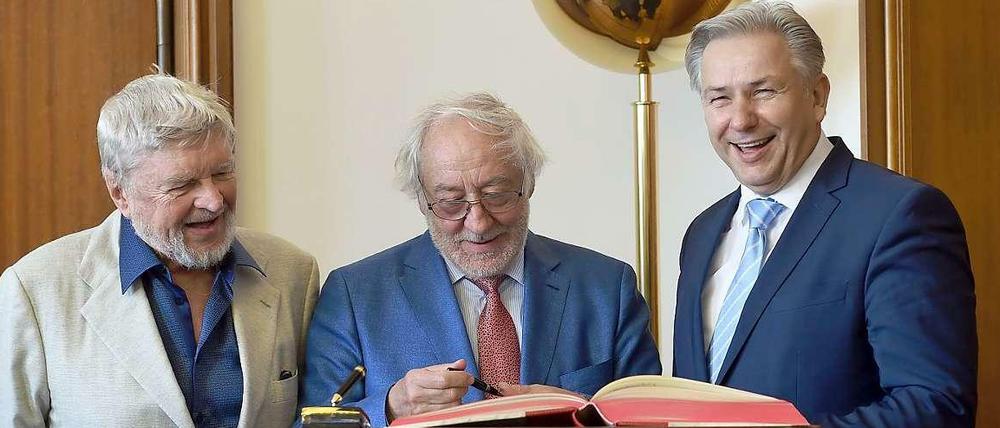 Schriftwart. Hardy Krüger (v.l.) und Dieter Hallervorden trugen sich ins Buch der Stadt ein, Klaus Wowereit freute sich.
