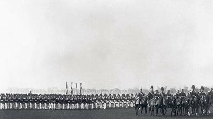 Paradestrecke. Das Tempelhofer Feld war jahrzehntelang fest in der Hand des Militärs (hier im Jahr 1913).