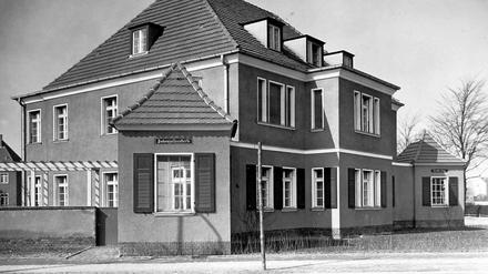 Wohnen im Grünen. Nach dem Vorbild der englischen "Garden cities" entstand in den 1920-er Jahren ein Stadtquartier mit 2000 Wohnhäusern auf dem westlichen Teil des damaligen Tempelhofer Feldes. Dieses zweistöckige Eckhaus am Hohenzollernkorso entstand nach dem Entwurf des Architekten Fritz Bräuning, der das Siedlungsprojekt zugleich als Tempelhofer Baustadtrat begleitete.