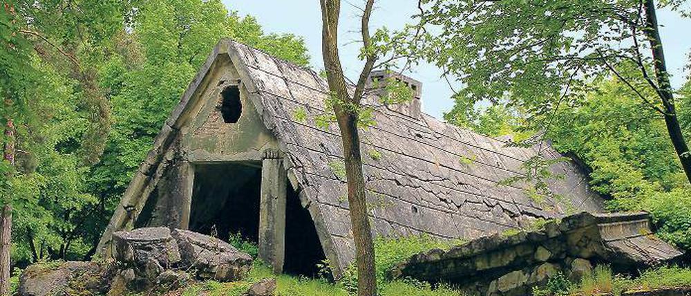Die oberirdischen Zugänge zu den Bunkern des einstigen Oberkommandos der Wehrmacht sahen aus wie harmlose Siedlerhäuser. Ihre gesprengten Überreste überwuchert der Wald.