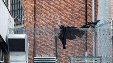 Zerfetzte Jacke auf dem Sicherheits-Draht an der JVA Moabit: die Fahndung nach den zwei flüchtigen Häftlingen läuft auf Hochtouren.