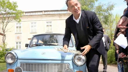 Mit Wunschkennzeichen. Tom Hanks und sein neues Lieblingsauto, ein Trabant.