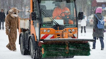 Mit dem Winterdienst hat nicht jeder ein Problem - die Anwohner kleiner Straßen hingegen schon. Die Bürsten schädigen das Kleinpflaster.