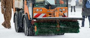 Mit dem Winterdienst hat nicht jeder ein Problem - die Anwohner kleiner Straßen hingegen schon. Die Bürsten schädigen das Kleinpflaster.