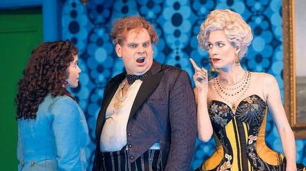 Trio Infernal. Tara Erraught, Lars Woldt und Kate Royal (v.l.) in Richard Jones’ Inszenierung von „Rosenkavalier“.