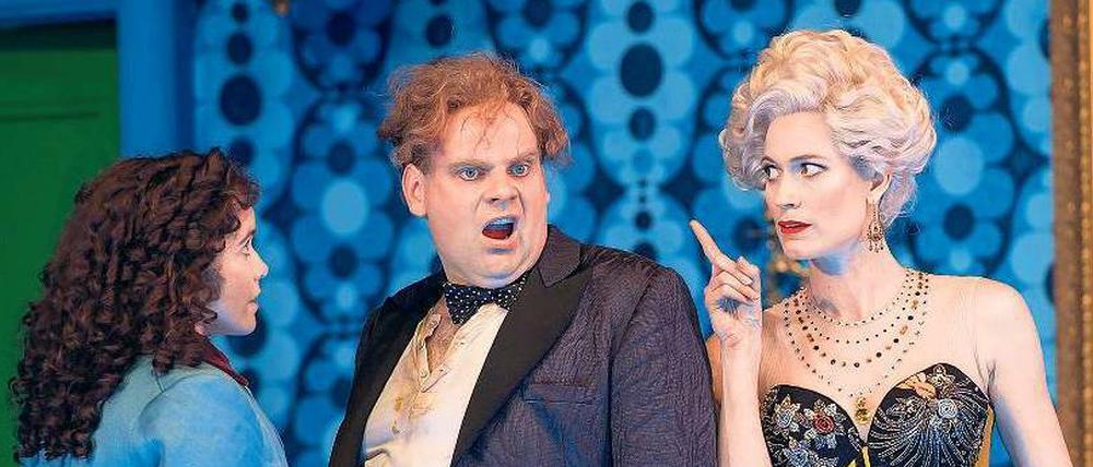 Trio Infernal. Tara Erraught, Lars Woldt und Kate Royal (v.l.) in Richard Jones’ Inszenierung von „Rosenkavalier“.