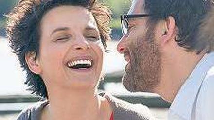 Sie ist eigentlich Malerin, er rastet gern mal aus. Juliette Binoche als Kunstlehrerin, Clive Owen als Englischlehrer.. 