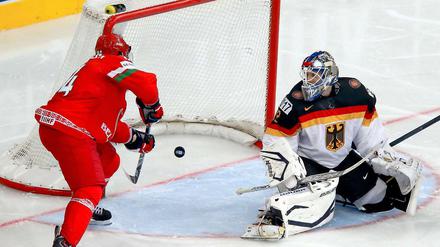 Mikhail Grabovski erzielt einen seiner beiden Treffer. Torwart Rob Zepp bleibt nur das Nachsehen.