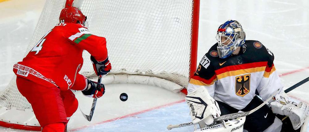 Mikhail Grabovski erzielt einen seiner beiden Treffer. Torwart Rob Zepp bleibt nur das Nachsehen.