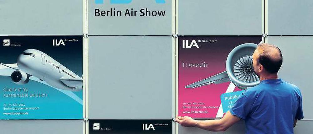 Verliebt in die Luft. Zur ILA 2014 präsentieren sich die Hersteller in Bestlaune. Treibende Kraft für die gute Konjunktur sind die Verkehrsflugzeuge mit den beiden großen Konkurrenten Airbus und Boeing.