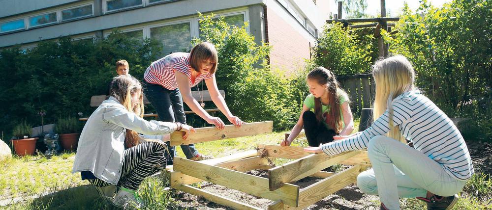 So sehen Sieger aus. Schüler der Grundschule am Beerwinkel in Spandau legen ein Hochbeet an, in dem später kompostiert wird. 