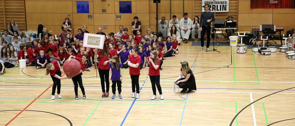 Schüler der Wilhelm-von-Humbodt-Schule in Pankow bei einer Aufführung in der Max-Schmeling-Halle.
