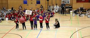 Schüler der Wilhelm-von-Humbodt-Schule in Pankow bei einer Aufführung in der Max-Schmeling-Halle.