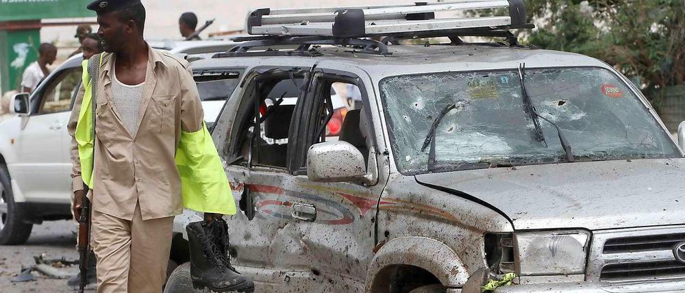 Ein somalischer Soldat trägt die Schuhe eines getöteten Kollegen vom Tatort am Parlament in Mogadischu weg. Der Kampf zwischen den Sicherheitskräften und der afrikanischen Friedenstruppe Amisom auf der einen und der islamistischen Miliz Al Schabaab auf der anderen Seite dauerte fünf Stunden.