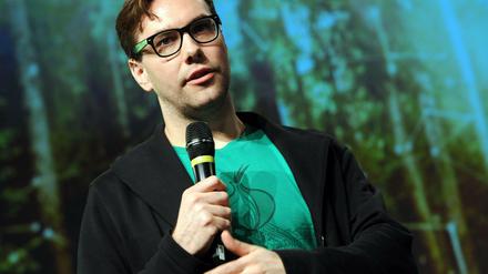 Will Nannen-Skulptur einschmelzen lassen. Jakob Appelbaum bei seiner Rede am Freitag im Theater in Mannheim.