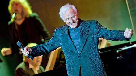 Conférencier alter Schule. Charles Aznavour in der Mehrzweckhalle am Ostbahnhof. 