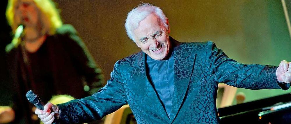 Conférencier alter Schule. Charles Aznavour in der Mehrzweckhalle am Ostbahnhof.