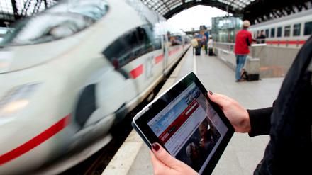 ICE und Bahnhöfe sollen künftig besser mit W-lan ausgestattet sein.